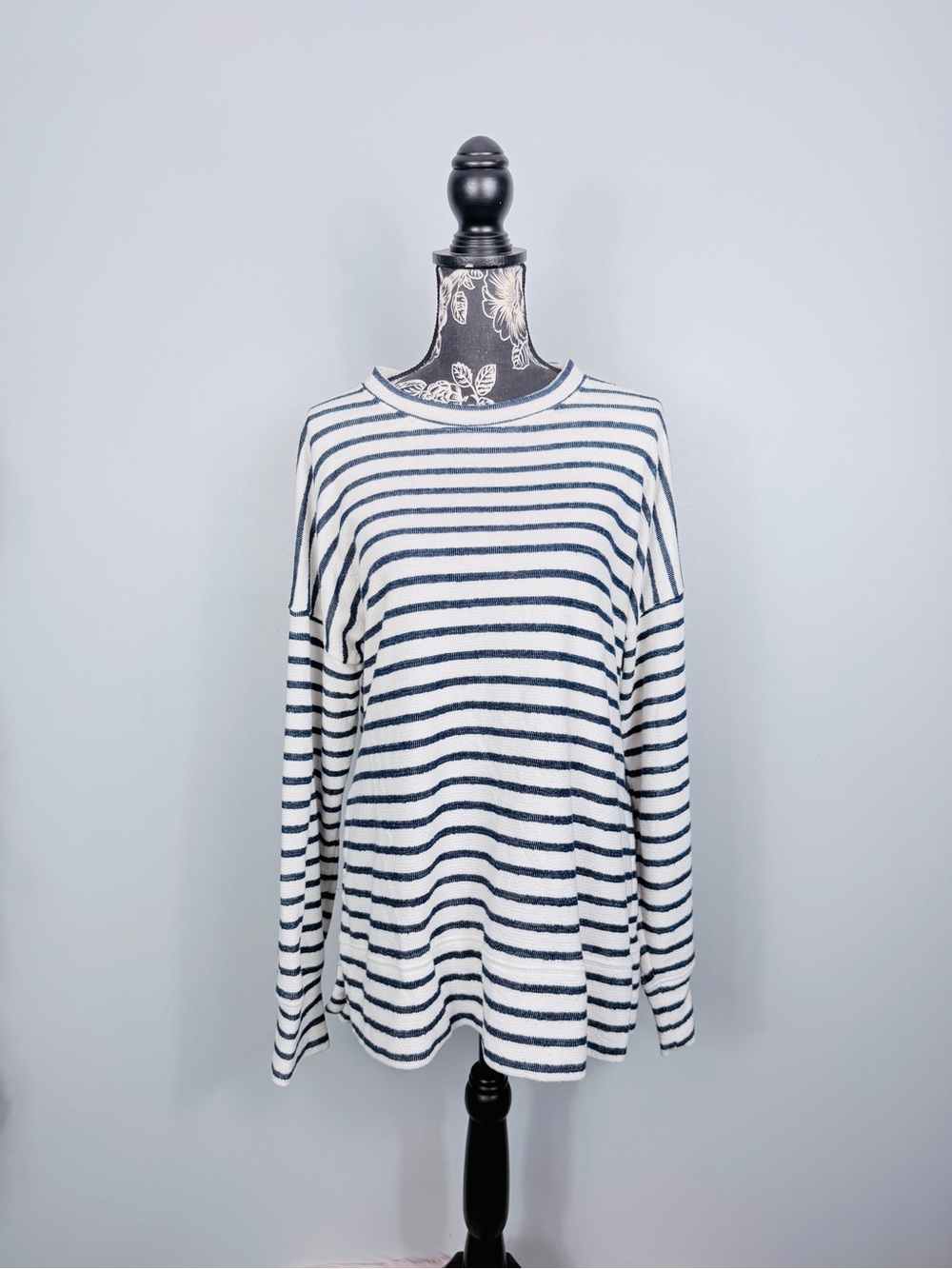 Aerie white/navy blue striped oversized long sleeve pullover sweater size medium